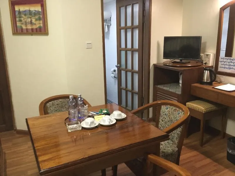 Crystal Palace Hotel Γιανγκόν