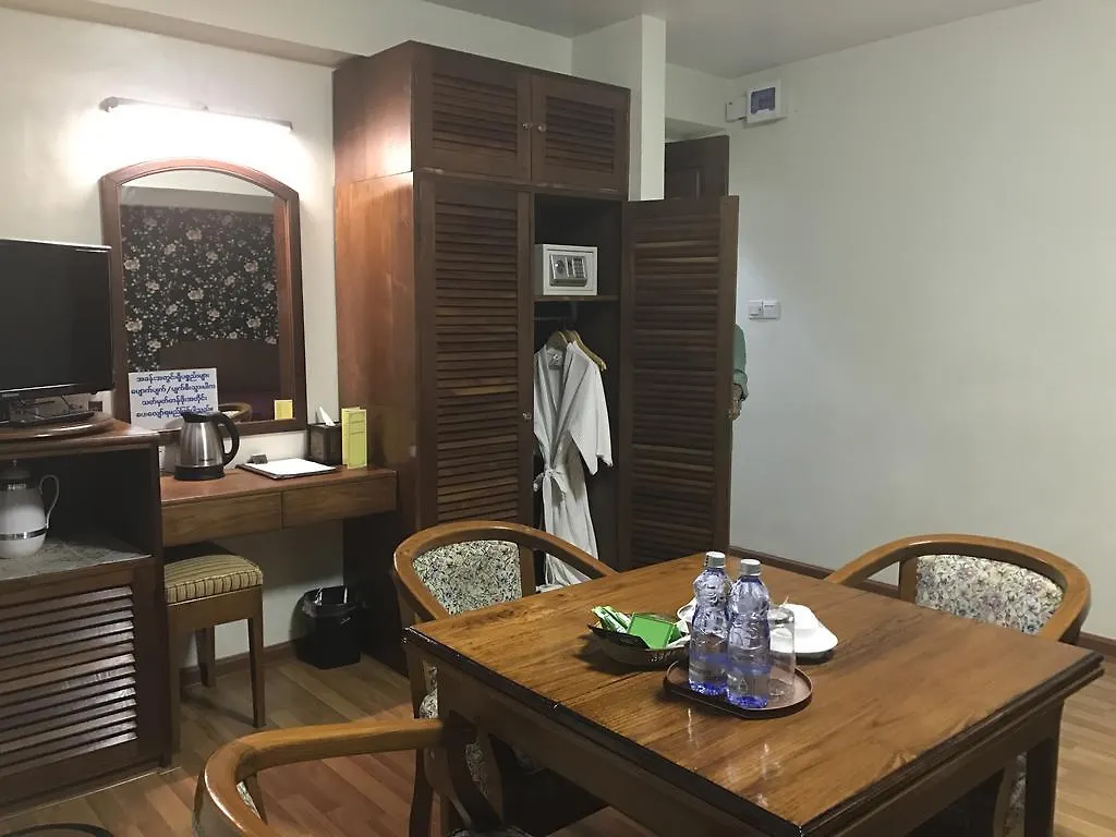 Crystal Palace Hotel Yangon 3*,